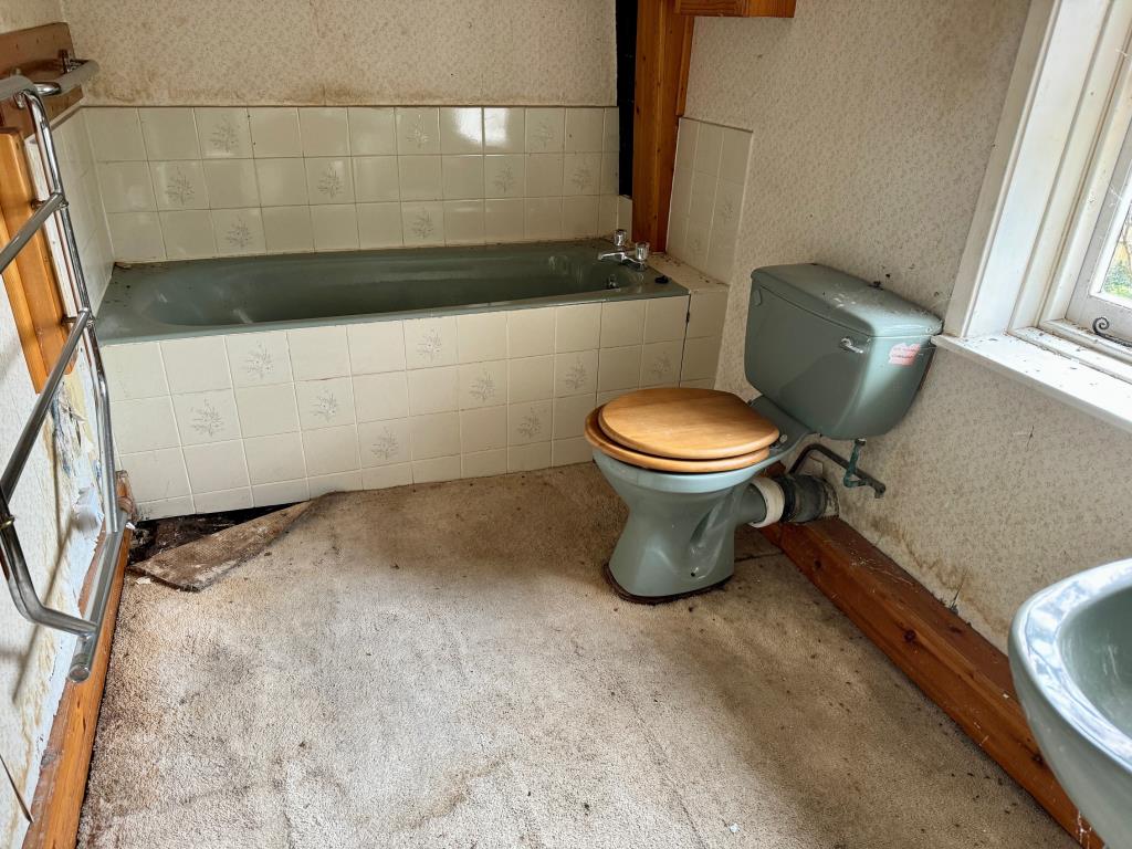 Lot: 132 - DETACHED PERIOD HOUSE FOR IMPROVEMENT - Bathroom